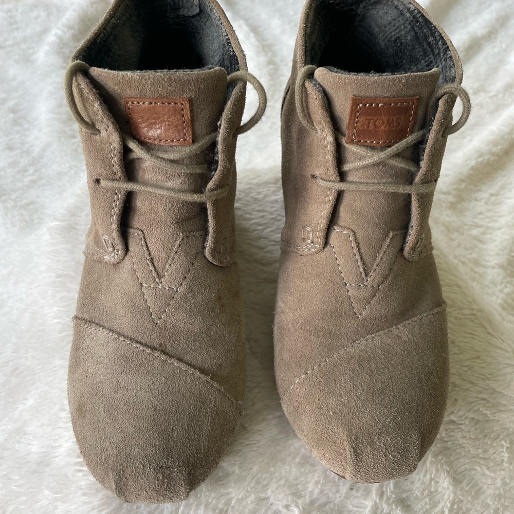 TOMS Women’s Tan Suede Wedges